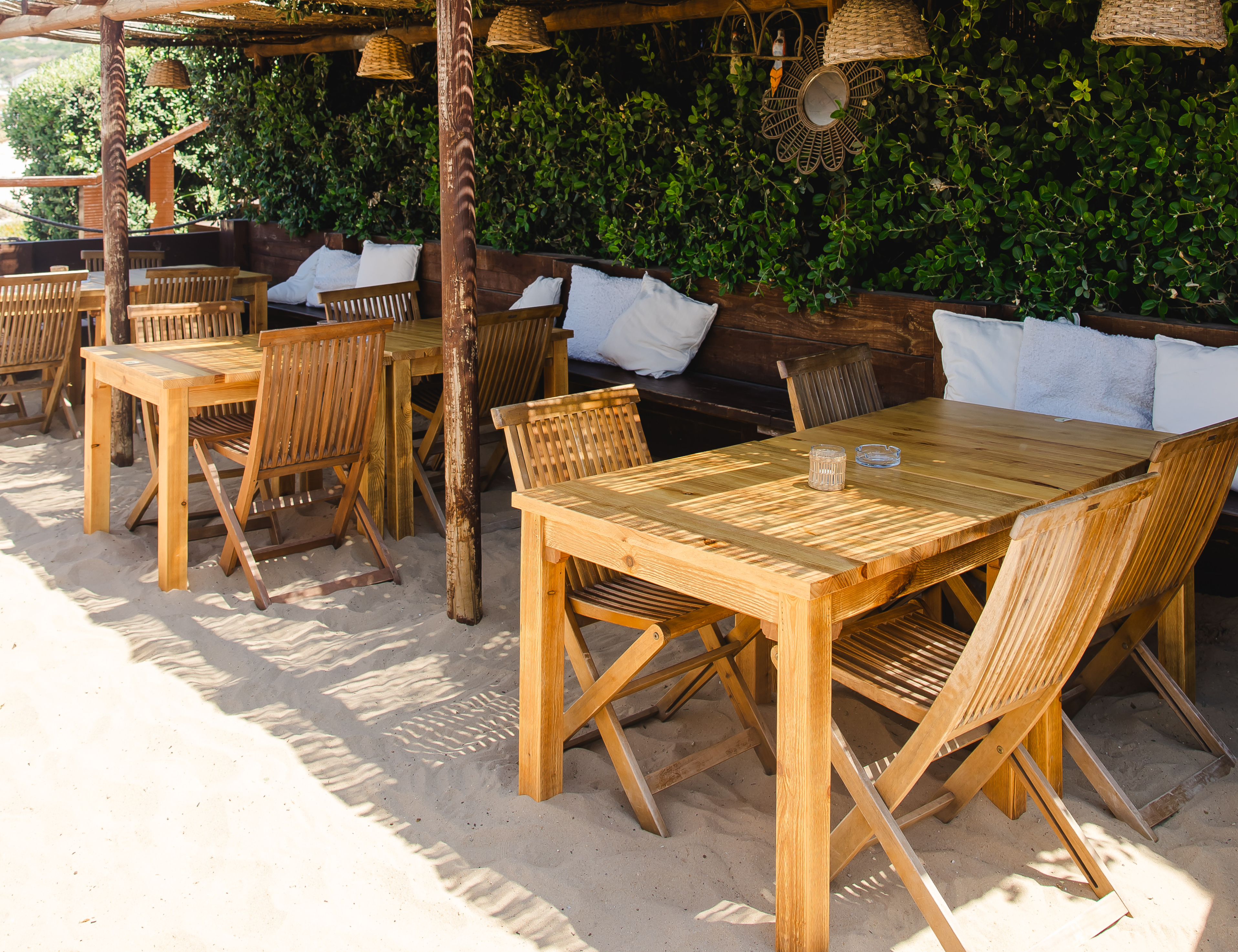 Toes in the sand - Tables on the sand