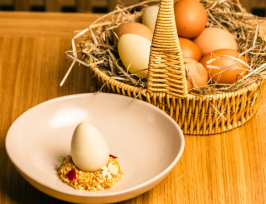 À la carte with Easter-themed sharing suggestions.